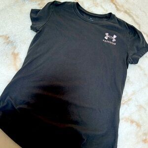 UNDER ARMOR GIRLS GREY SHIRT // YOURH MEDIUM // GREAT CONDITION❤️❤️🩷🩷💙💙‼️